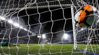 Di babak tos-tosan Chelsea keluar sebagai pemenang. Mereka menang dengan skor 5-3 setelah Wilian, David Luiz, Azpilicueta, NGolo Kante, dan Eden Hazard berhasil menjalankan tugasnya. Peter Cziborra/Reuters.