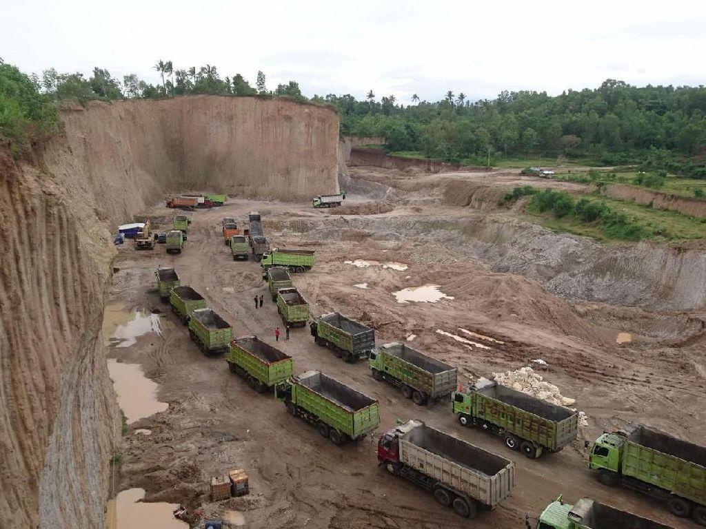 Tambang Pasir dan Kisah Mustofa Nyaris Terusir di Tanah Kelahiran Tambang Pasir dan Kisah Mustofa Nyaris Terusir di Tanah Kelahiran