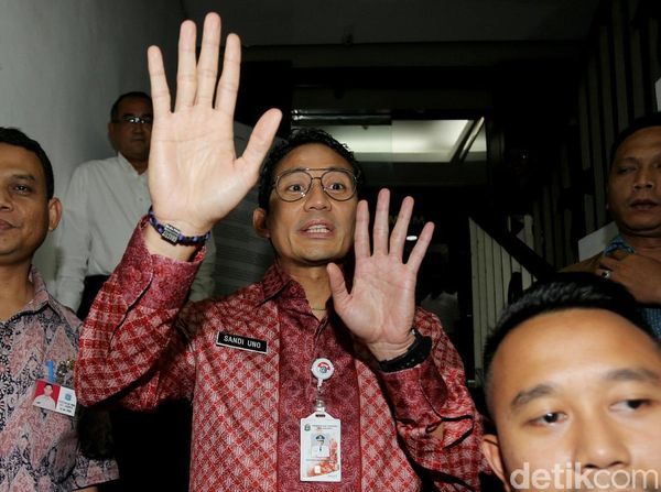Lambaian Tangan Sandi Uno Usai Diperiksa Polisi