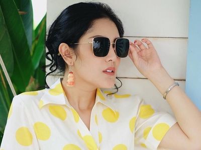 Foto: Gaya Unik Nindy Ayunda Pakai Anting Yakult dan Beng Beng, Yay or Nay?