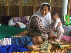 Selain di Trotoar, Pencari Suaka Juga Numpang Tidur di Musala