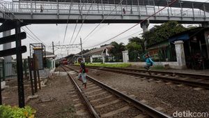 Acuhkan JPO, Begini Aksi Nekat Warga Melintas Rel Kereta