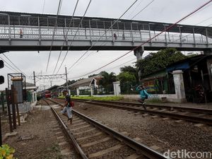 Acuhkan JPO, Begini Aksi Nekat Warga Melintas Rel Kereta