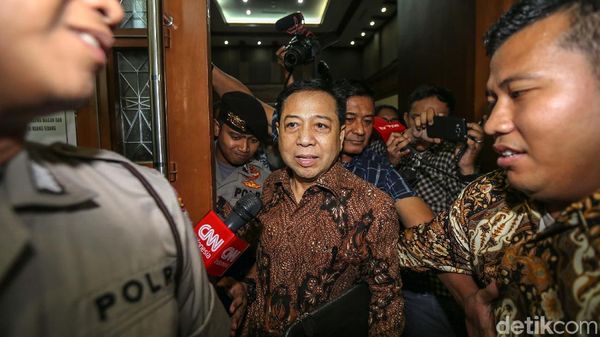 Diserbu Wartawan Usai Sidang, Novanto Tetap Tenang