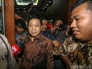 Diserbu Wartawan Usai Sidang, Novanto Tetap Tenang