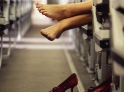 Bukan Hanya Bau, Melepas Sepatu di Pesawat Bisa Berbahaya Juga