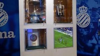 Barca tunduk 0-1 di markas Espanyol dalam partai leg pertama Copa del Rey. Hasil itu mengakhiri laju tak terkalahkan Barca usai 29 laga dan dianggap jadi pencapaian tersendiri buat Espanyol, sampai-sampai video laga itu pun dipajang di ruang trofi. (Foto: Internet)