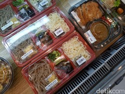 Bukan Sukiyaki  Saja, Nigiri Sushi hingga Tempura Matang Ada di Supermarket Jepang