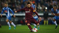 Namun penalti itu gagal dimaksimalkan Barcelona. Lionel Messi yang jadi eksekutor tak mampu menaklukkan Diego Lopez, tendangannya ke pojok kanan bawah terbaca oleh kiper Espanyol tersebut. (Foto: Albert Gea/REUTERS)