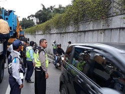 Mobil Crane Mogok di Underpass Senen, Lalin Macet