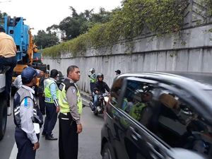 Mobil Crane Mogok di Underpass Senen, Lalin Macet Mobil Crane Mogok di Underpass Senen, Lalin Macet
