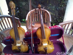 Menengok Pembuatan Biola dari Bahan Bambu di Kudus