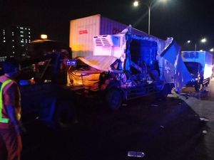 Kecelakaan Mobil Boks di Tol Jatiwarna Arah Cikunir, Lalin Tersendat