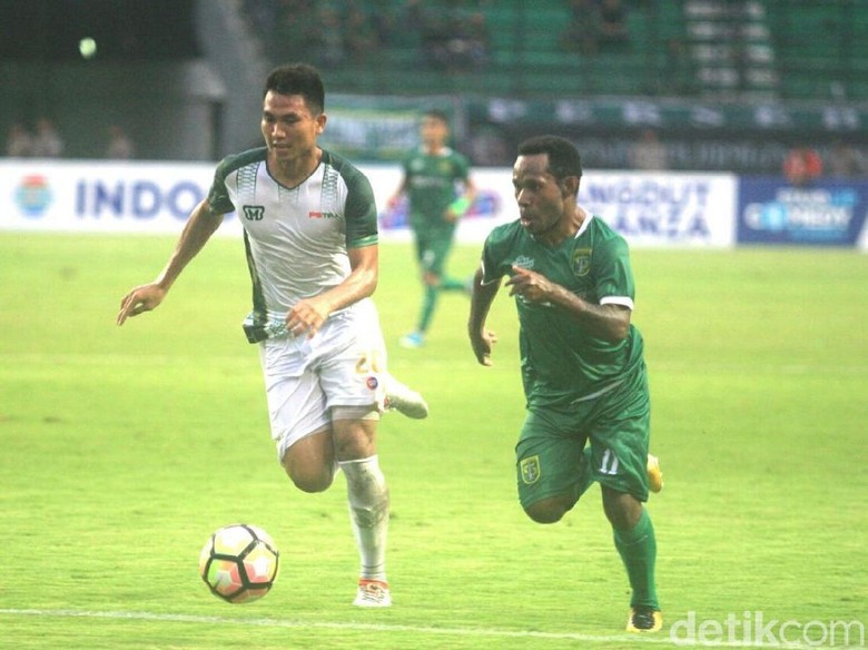 Sepuluh Pemain Persebaya Tahan Imbang PS TNI Sepuluh Pemain Persebaya Tahan Imbang PS TNI