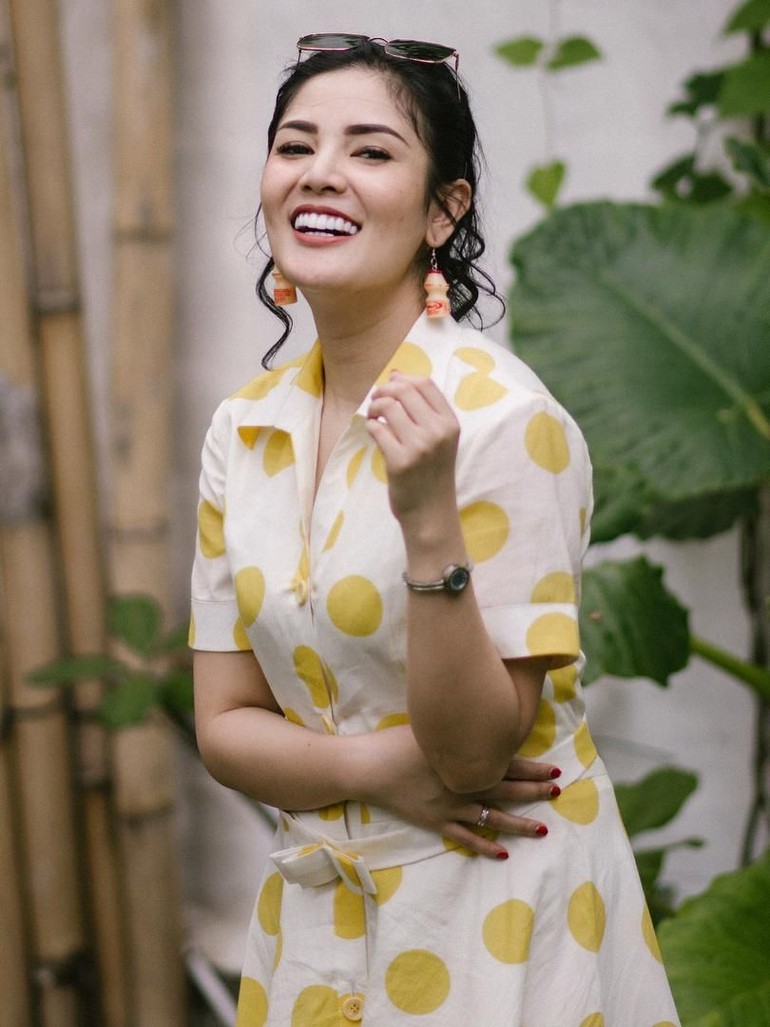 Foto Gaya Unik Nindy Ayunda Pakai Anting Yakult Dan Beng Beng Yay Foto Gaya Unik Nindy Ayunda Pakai Anting Yakult Dan Beng Beng Yay