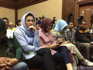 Tanpa Idrus, Begini Seriusnya Ny Deisti Simak Sidang Novanto