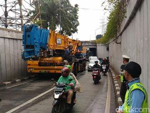 Ada Crane Mogok di Underpass Senen, Lalin Macet 3 Km Ada Crane Mogok di Underpass Senen, Lalin Macet 3 Km