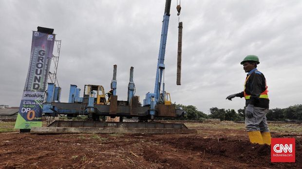 Pekerja di lokasi proyek rumah DP nol rupiah di Pondok Kelapa.