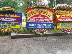 Karangan Bunga Berjajar Sambut Idrus Marham Jadi Mensos Baru