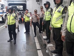 Petugas Kesulitan Evakuasi Crane yang Mogok di Underpass Senen