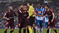 Total ada sembilan kartu kuning dikeluarkan wasit Ricardo De Burgos di laga ini. Empat untuk Espanyol, lima untuk Barcelona. Pertandingan juga diwarnai penalti, yang diberikan kepada Barcelona usai Sergi Roberto dilanggar Esteban Granero di menit ke-61. (Foto: Alex Caparros/Getty Images)