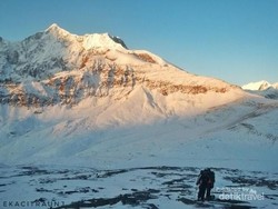 Momen Pertama Pendaki Indonesia Gapai Puncak Dhampus Nepal