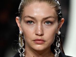 Foto: Gaya Seksi Selebriti dengan Rambut Basah