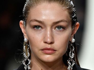 Foto: Gaya Seksi Selebriti dengan Rambut Basah