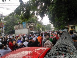 Ustaz Zulkifli Diperiksa Bareskrim, Massa 212 Terus Berdatangan