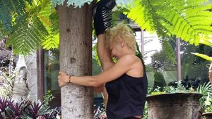 Vicky Burki Cinta Mati pada Pole Dance, Sampai Pohon Pun Digelayutin
