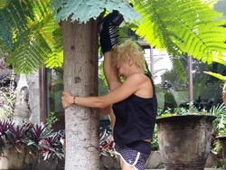 Rahasia Awet Muda Vicky Burky: Positive Thinking hingga Terapi Urine