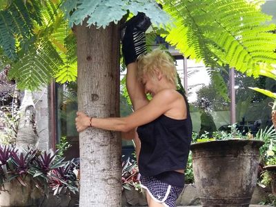 Vicky Burki Cinta Mati pada Pole Dance, Sampai Pohon Pun Digelayutin