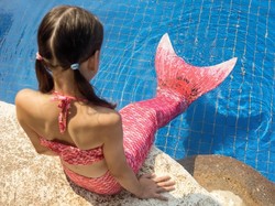 Ada Risiko Tenggelam di Balik Cantiknya Baju Renang Ekor Mermaid
