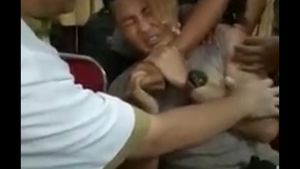Foto: Ekspresi Kocak Polisi yang Menjerit Takut Disuntik