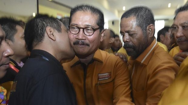Ketua Umum Partai Hanura kubu AMbhara, Marsekal Madya TNI (Purn) Daryatmo (tengah). 