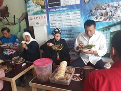 Berkunjung ke Cirebon, TB Hasanuddin Santap Nasi Jamblang
