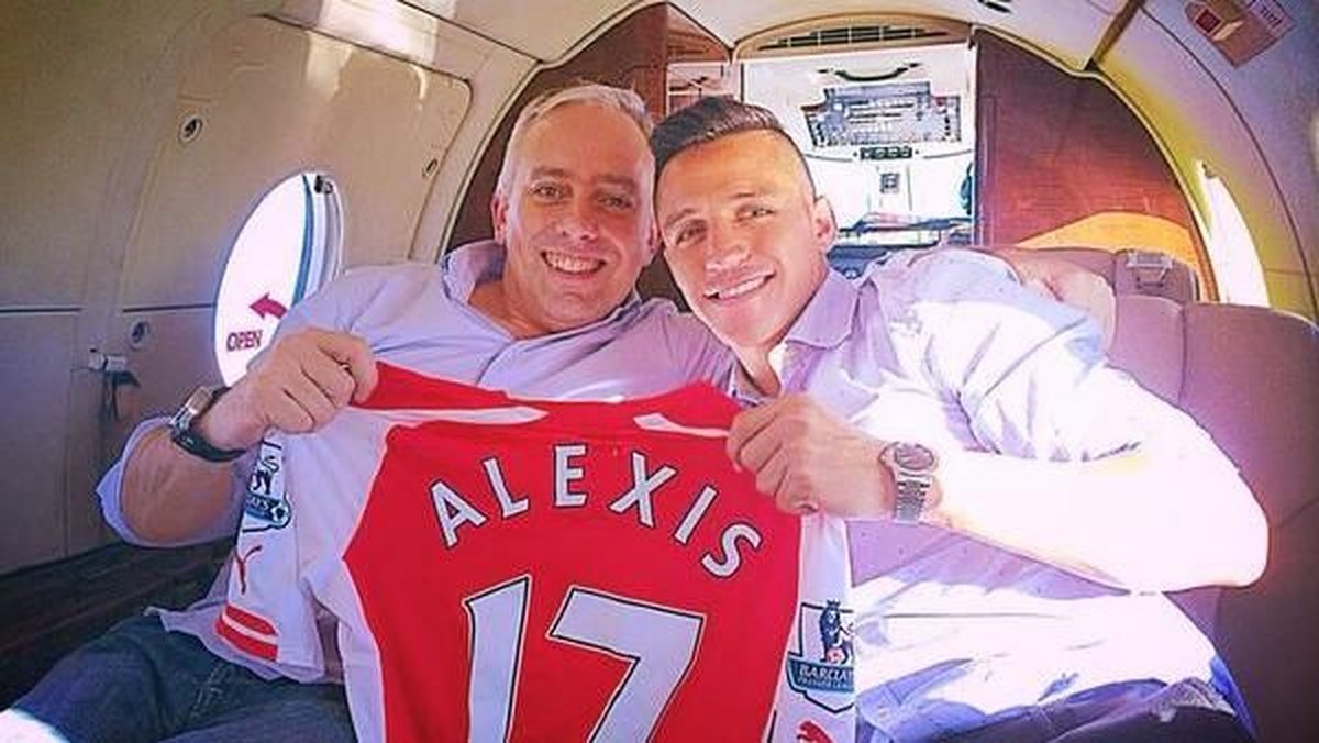 Fernando Felicevich dan Alexis Sanchez saat pindah ke Arsenal tahun 2014 (twitter @ffelicevich)