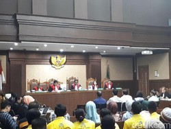 Ditanya Skema Transaksi Ponakan Novanto, Saksi: Panjang Kayak Ular