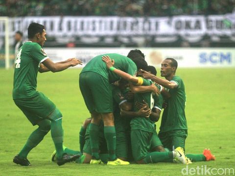 Sepuluh Pemain Persebaya Tahan Imbang PS TNI 