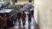 Foto: Sandiaga Tembus Hujan Saat Penuhi Panggilan Polda Metro
