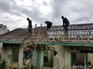 Warga Sukabumi Polisikan Sekelompok Penjarah Atap Rumah
