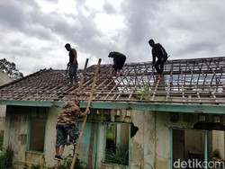 Warga Sukabumi Polisikan Sekelompok Penjarah Atap Rumah