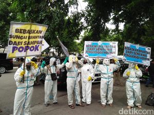 Sungai Brantas Tercemar Sampah Popok, Aktivis Demo di Kemen PUPR Sungai Brantas Tercemar Sampah Popok, Aktivis Demo di Kemen PUPR