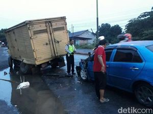Tabrak Truk Mogok di Raya Gempol, Taksi Ini Ringsek