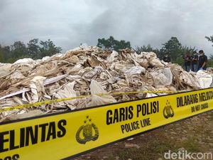 Foto: Ngeri! Ini Tumpukan Karung Beracun di Karawang