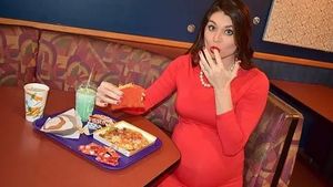 Saking Cintanya, Wanita Ini Lakukan Foto Kehamilan di Restoran Fast Food!