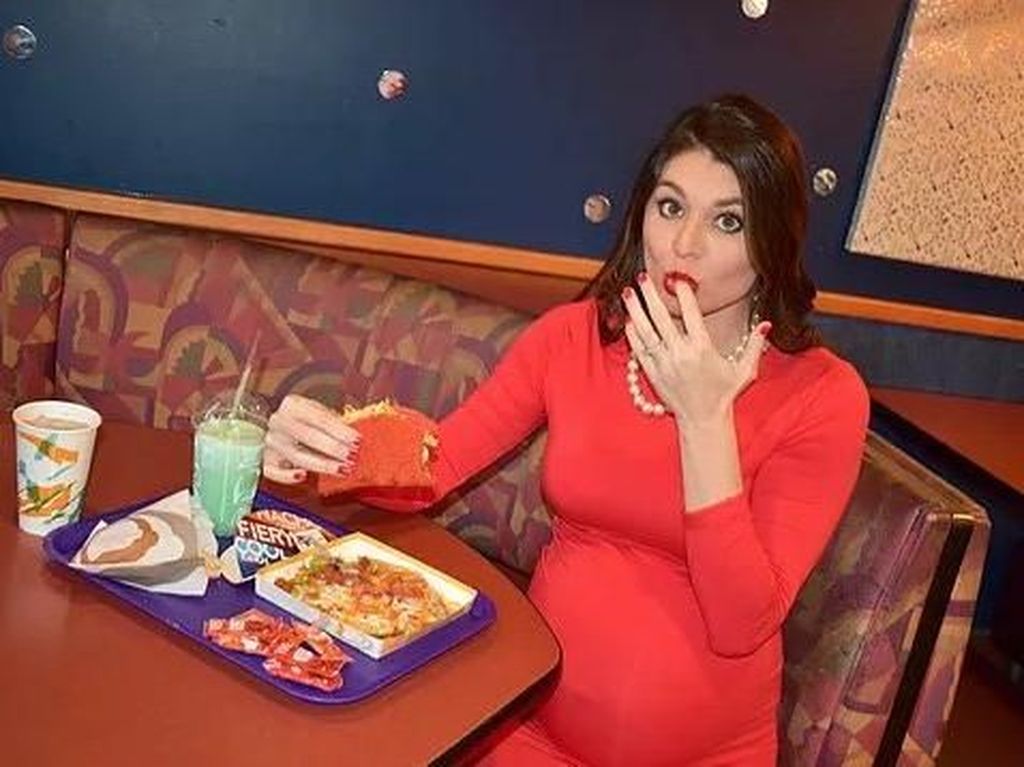 Saking Cintanya, Wanita Ini Lakukan Foto Kehamilan di Restoran Fast Food! Saking Cintanya, Wanita Ini Lakukan Foto Kehamilan di Restoran Fast Food!