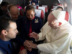 Wah! Paus Fransiskus Nikahkan Pasangan di Pesawat