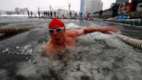 Foto: Brrr! Lomba Renang Ekstrem di Dalam Kolam Es