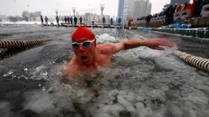 Foto: Brrr! Lomba Renang Ekstrem di Dalam Kolam Es